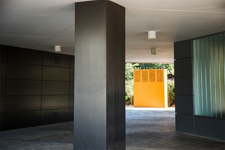 earthquake-resistant structural columns in the middle of parking lot